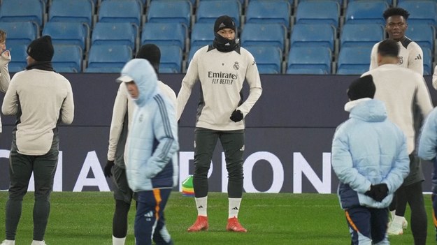 Real Madryt trenował na Etihad Stadium w poniedziałkowy wieczór, dzień przed starciem play-off Ligi Mistrzów UEFA z mistrzami Premier League. Wtorkowy mecz będzie czwartym z rzędu spotkaniem obu klubów w fazie pucharowej tych rozgrywek.