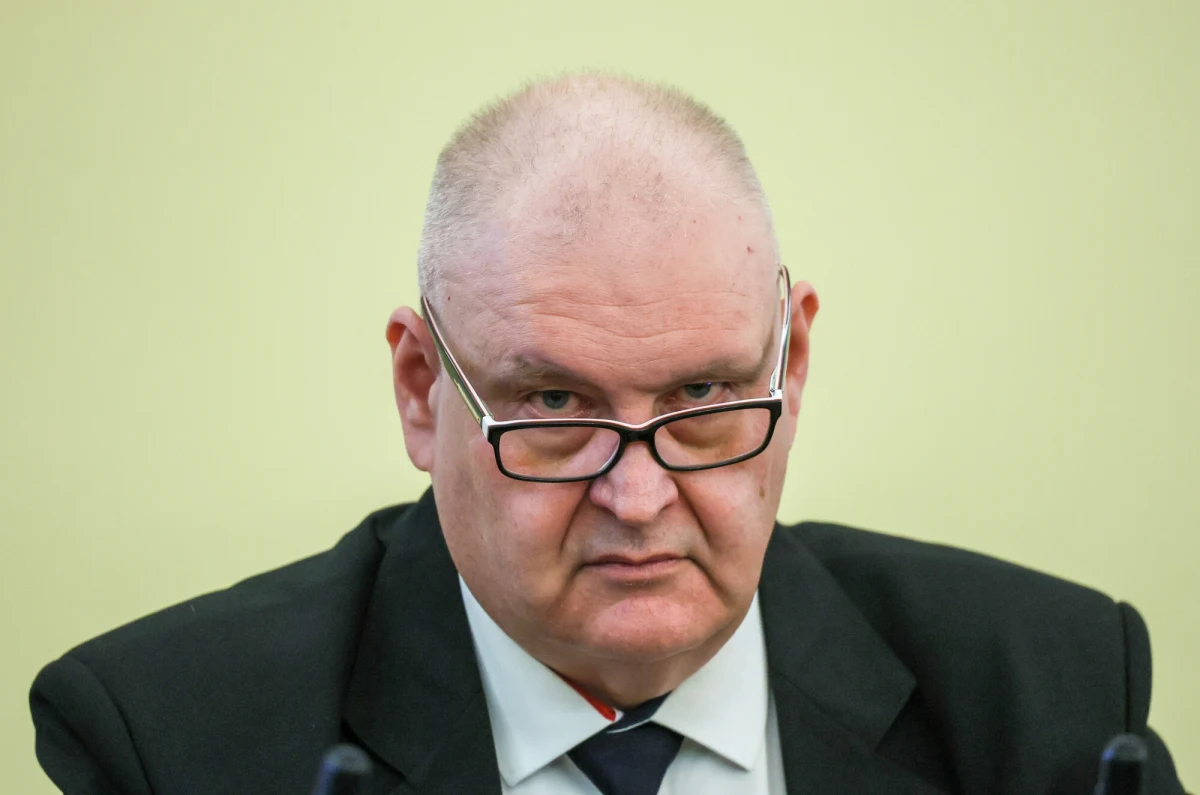 "Z niedowierzaniem i oburzeniem przyjąłem informację o bezpodstawnym zawieszeniu przez podejrzewanego Prokuratora Generalnego Adama Bodnara Pana Prokuratora Michała Ostrowskiego" - napisał w oświadczeniu prezes Trybunału Konstytucyjnego Bogdan Święczkowski. Na stronie TK opublikowano też dokumenty dotyczące wszczęcia śledztwa ws. zamachu stanu.