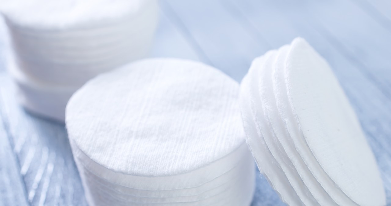 Wiesz, gdzie wyrzucać waciki kosmetyczne? Wiele Polek popełnia niedopuszczalny błąd