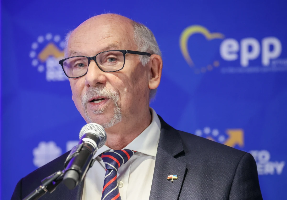 "W Komisji Europejskiej od dawna działa zespół przygotowujący odwet za cła Trumpa. Nie wiemy jednak, czy to jego pozycja negocjacyjna, czy to wejdzie w życie. Nauczyliśmy się żyć z Trumpem. Wiemy, że Trump nie wygrał poprzednich wojen celnych" - powiedział w Popołudniowej rozmowie w RMF FM europoseł i były komisarz UE ds. budżetu i programowania finansowego Janusz Lewandowski.