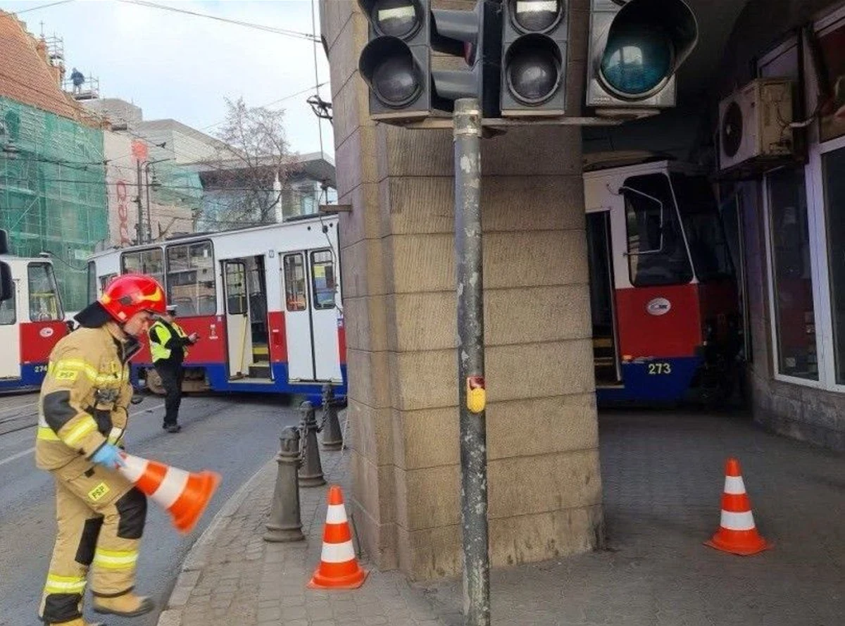 Tramwaj wjechał pod arkady kamienicy przy ul. Marszałka Focha w Bydgoszczy (woj. kujawsko-pomorskie). Według naszych informacji w pojeździe było kilkadziesiąt osób.  