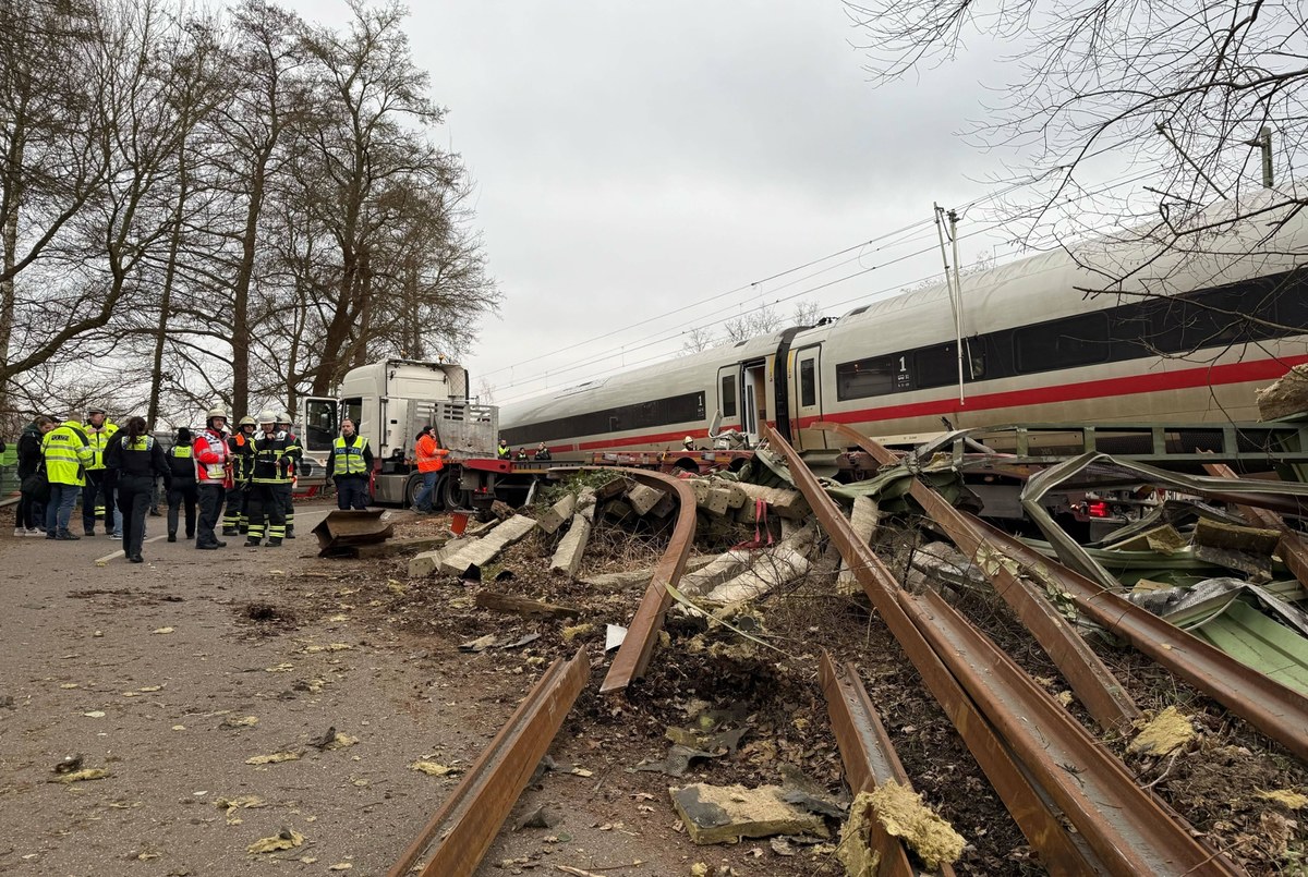 Pociąg pośpieszny uderzył w ciężarówkę na odcinku między Hamburgiem a miejscowością Maschen w Niemczech. Jedna osoba zginęła, a 25 zostało rannych. Na pokładzie było blisko 300 pasażerów. 
