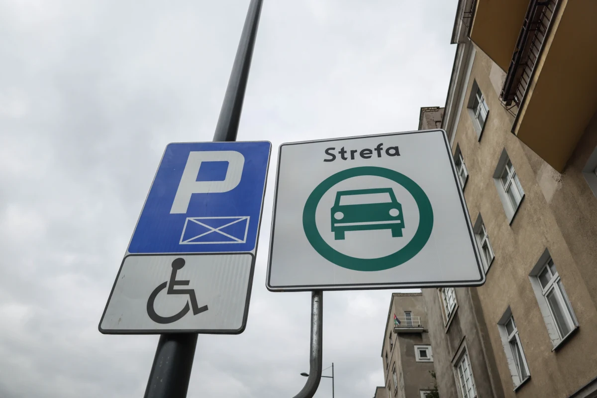 Identyczne zasady dla mieszkańców Krakowa i gmin ościennych, granice Strefy Czystego Transportu dopasowane do realnych potrzeb i co najmniej 5 lat na dostosowanie się do przepisów - to niektóre z postulatów dotyczących strefy, jakie zgłaszają burmistrzowie i wójtowie gmin należących do Stowarzyszenia Metropolia Krakowska. 

 