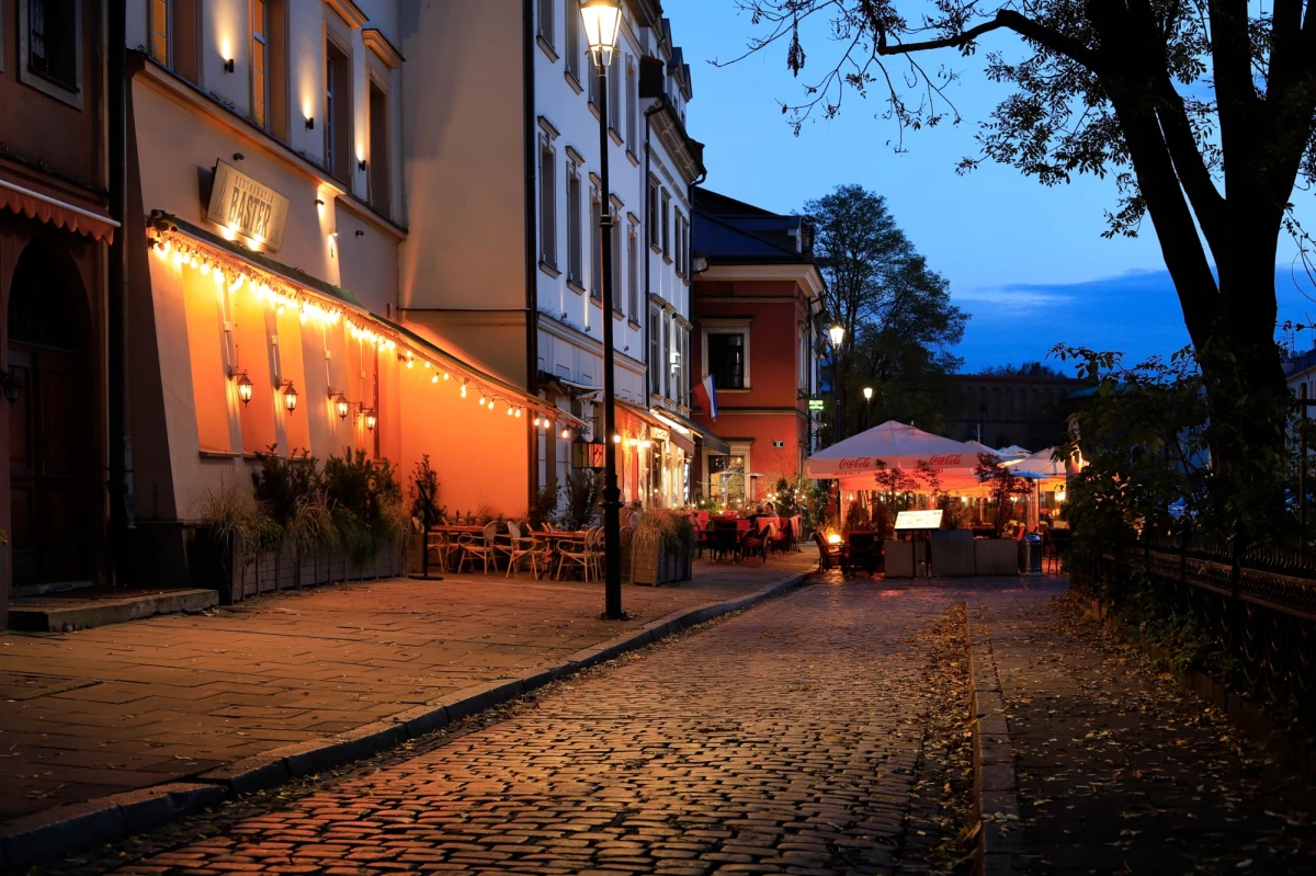 Krakowscy radni mogą ukrócić codzienne głośne imprezy w mieście. Dziś podczas Komisji Zrównoważonej Gospodarki Nocy jej członkowie zaproponowali projekt uchwały, nad którą jutro debatować będą radni. Zakłada ona m.in., że kluby i dyskoteki nie będą mogły zachęcać do wejścia głośną muzyką, prezentowaną na zewnątrz budynków. 