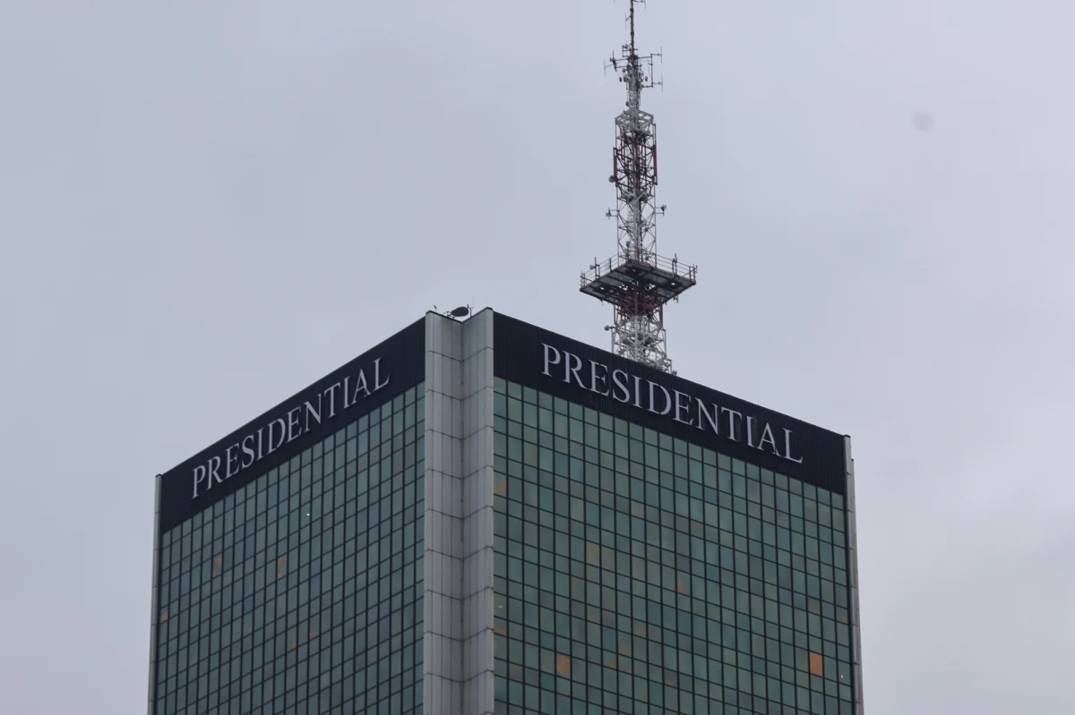 Warszawski Hotel Presidential (dawny Marriott) stracił pozwolenie na użytkowanie budynku w centrum Warszawy. Powodem są nierozwiązane kwestie bezpieczeństwa. Urzędniczka z Urzędu Marszałkowskiego Województwa Mazowieckiego wskazała, że czasu na naprawienie uchybień było dużo.