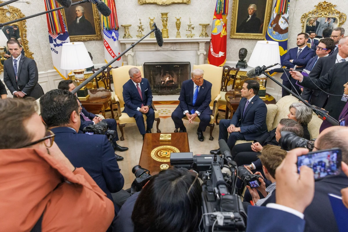 Donald Trump spotkał się we wtorek w Białym Domu z królem Jordanii Abdullahem II. Lider azjatyckiego państwa – podobnie jak przywódcy Egiptu i innych państw arabskich – zdecydowanie odrzucił propozycję Trumpa przesiedlenia ludności ze Strefy Gazy. Abdullah II został osobiście powitany w Białym Domu przez jego gospodarza.