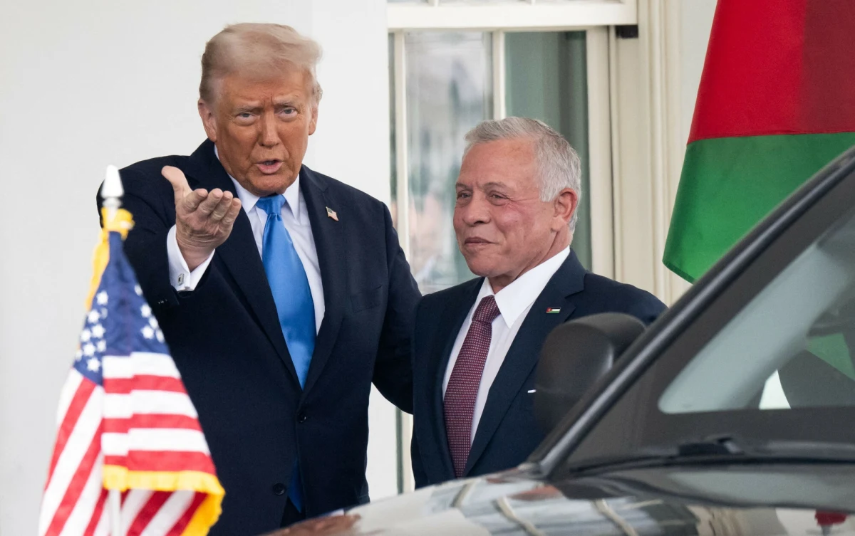 Donald Trump spotkał się we wtorek w Białym Domu z królem Jordanii Abdullahem II. Przywódcy rozmawiali m.in. o przyszłości Strefy Gazy. Prezydent Stanów Zjednoczonych wskazał, że nie zamierza "kupować" Strefy Gazy, lecz ją "mieć", a część jej mieszkańców zostanie przesiedlona do Jordanii. Król Abdullah zapowiedział przedstawienie alternatywnego scenariusza dla Gazy, opracowanego we współpracy z innymi państwami arabskimi. Obiecał też przyjęcie 2 tys. chorych dzieci ze Strefy.
