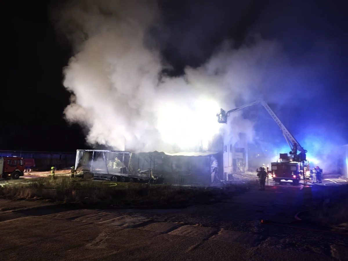 Strażacy ugasili pożar, do którego doszło w Dobrym Mieście (woj. warmińsko-mazurskie). Płonęła tam hala magazynowa z pianką do produkcji mebli. Straty wstępnie wyceniono na ponad 600 tysięcy złotych.