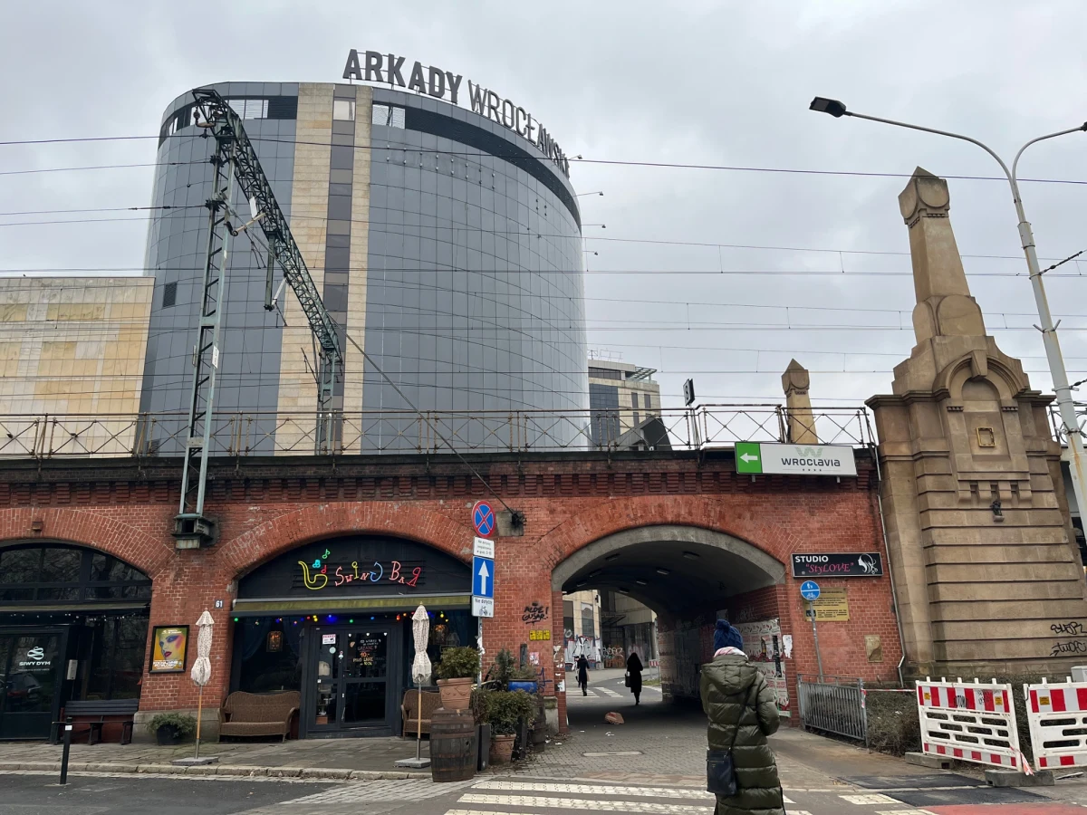Krajobraz centrum Wrocławia już za kilka dni bezpowrotnie się zmieni. W piątkową noc rusza rozbiórka galerii Arkady Wrocławskie. Obiekt obchodziłby w tym roku "18". Zamiast urodzin będzie jednak… pogrzeb.