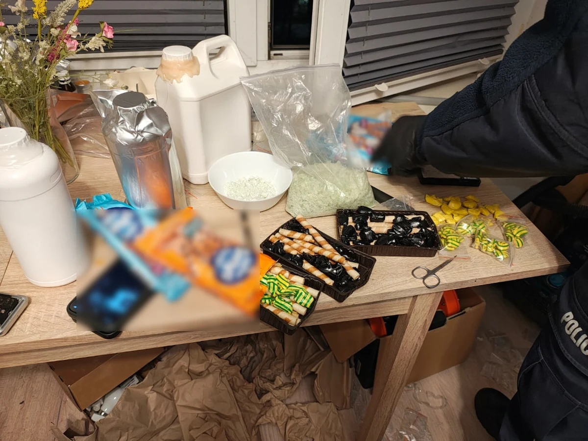 Policja zatrzymała 17-latka i jego 20-letnią partnerkę na warszawskiej Woli, gdzie oboje zajmowali się porcjowaniem i rozprowadzaniem narkotyków. Parze grozi do 10 lat więzienia.