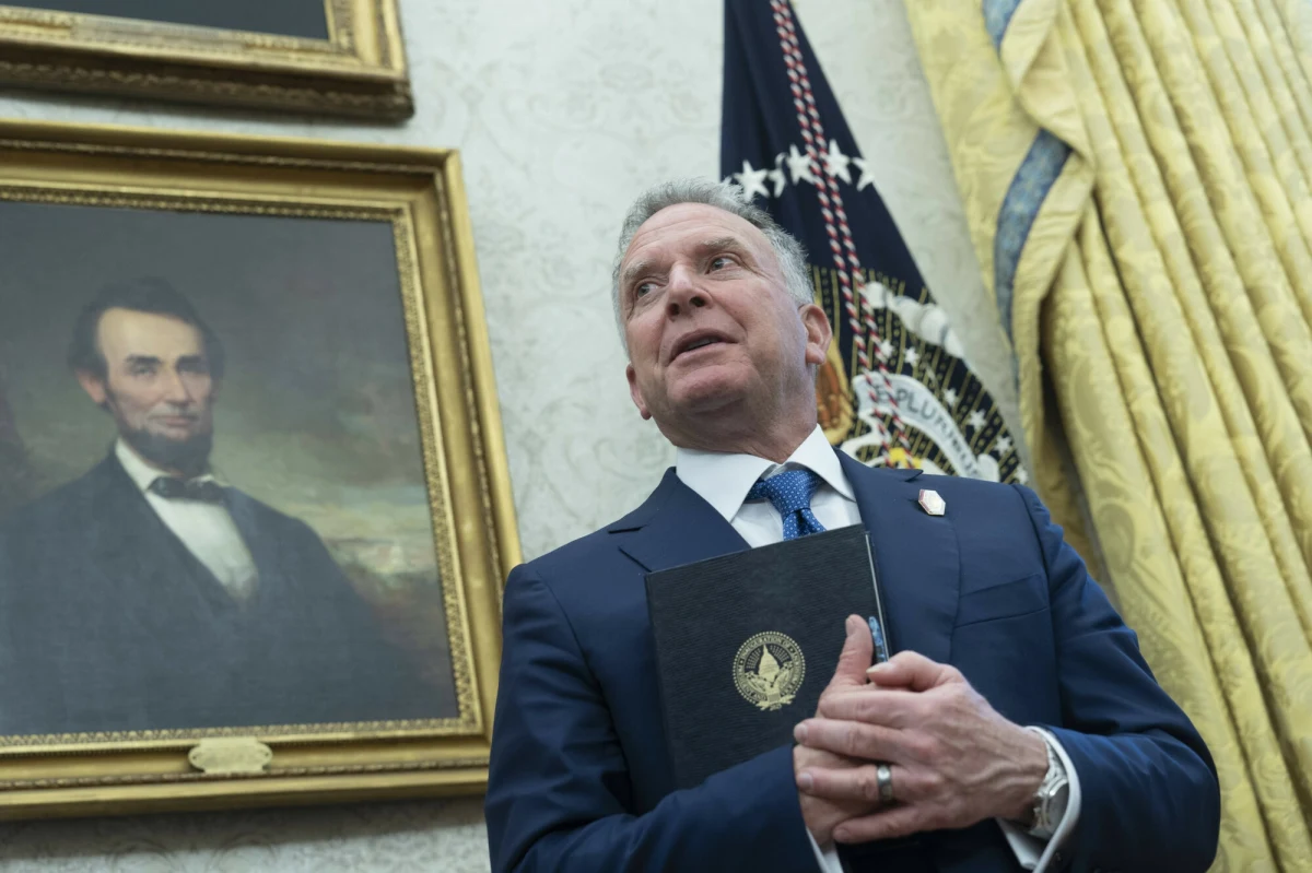 Od wtorkowego poranka internetowe serwisy śledzące ruch lotniczy donosiły o samolocie Gulfstream G650ER, który wystartował z Waszyngtonu i zbliżał się do Moskwy. Na pokładzie miał się znajdować specjalny wysłannik Donalda Trumpa ds. Bliskiego Wschodu. Jak przekazał Biały Dom Steve Witkoff, człowiek prezydenta od zadań specjalnych wraca do Stanów Zjednoczonych z uwolnionym Amerykaninem, więzionym w Rosji od 2021 roku. Biorąc pod uwagę okoliczności trzymanej w sekrecie misji Witkoffa, rosną spekulacje, że nie chodziło tylko o wymianę więźniów.