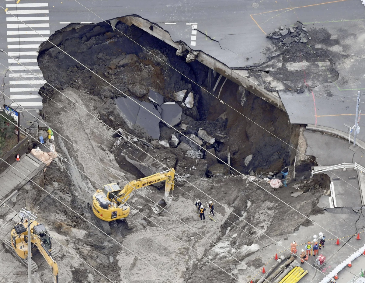 Dramatyczna akcja ratunkowa w Japonii. Wielkie zapadlisko pochłonęło ciężarówkę, za kierownicą której siedział 74-latek. Po dwóch tygodniach poszukiwań w rurze kanalizacyjnej odnaleziono kabinę pojazdu. Poszukiwania kierowcy trwają. 