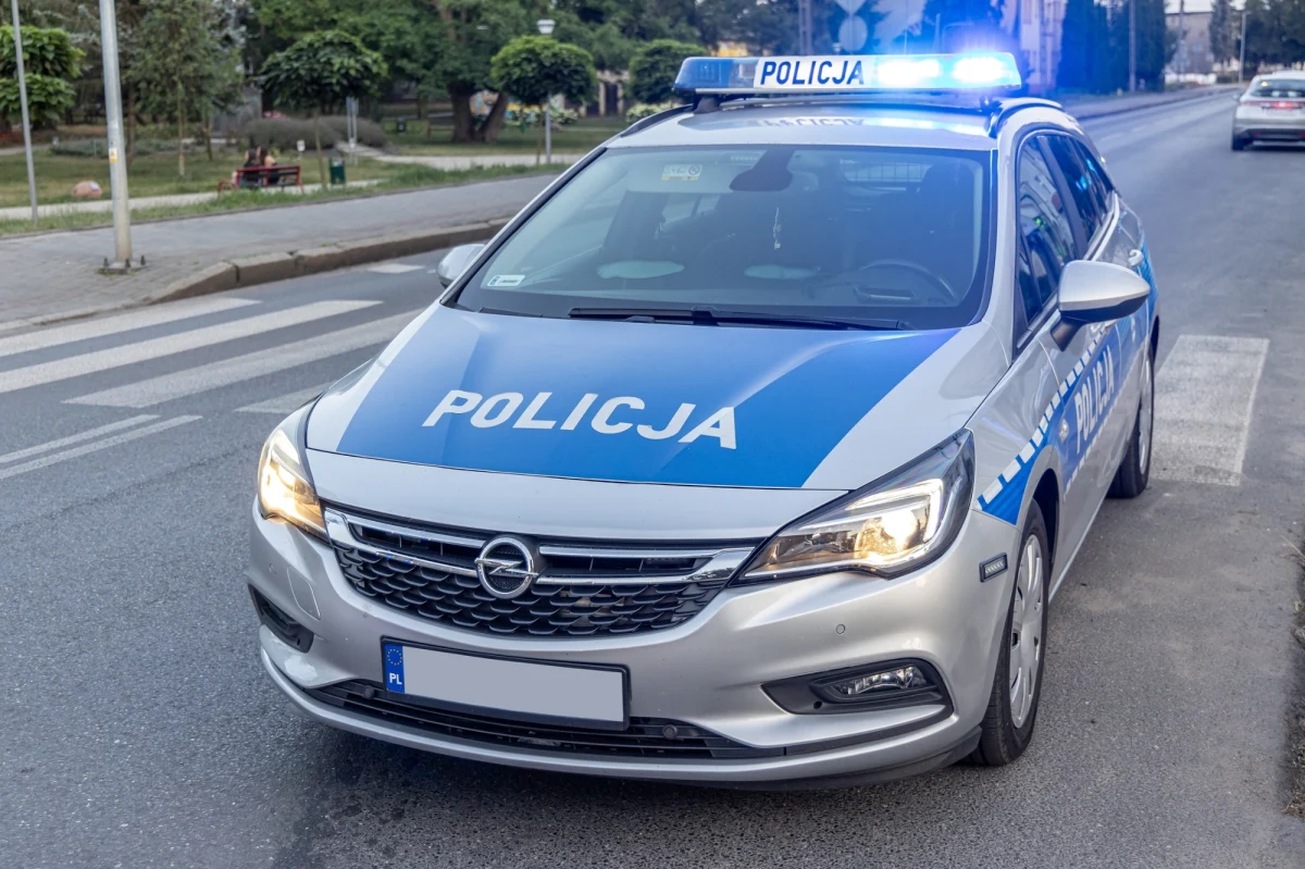 W Żorach (woj. śląskie) doszło do bulwersującego incydentu. 52-letni mężczyzna został zatrzymany przez policję za oglądanie filmów pornograficznych w pobliżu szkoły podstawowej. Grozi mu do 3 lat więzienia.