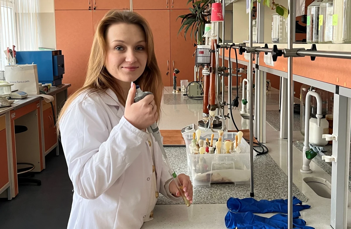 Bakterie z Antarktydy mają pomóc w naprawie budynków, mostów i innych betonowych konstrukcji. Nad takim zastosowaniem mikroorganizmów pracują naukowcy z Politechniki Lubelskiej. Bakterie wmieszane w beton mają sprawić, że będzie się naprawiał... sam.