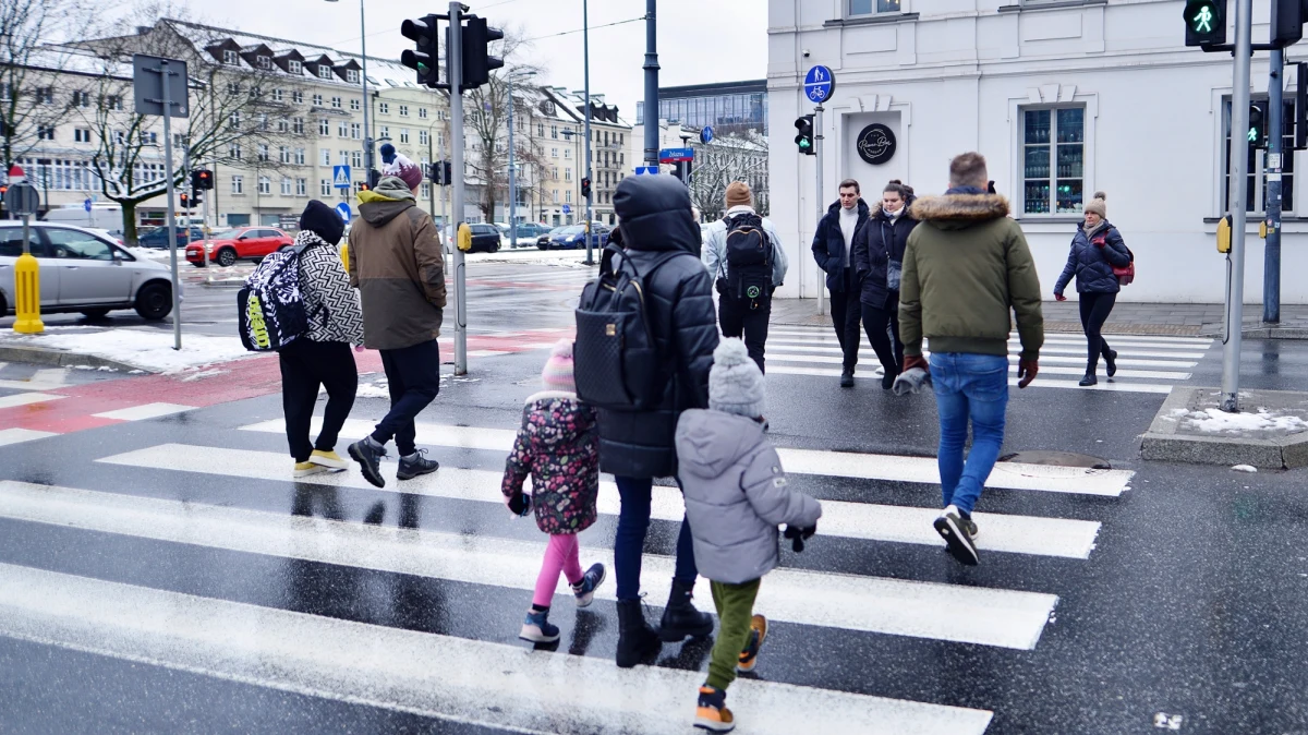 Silny mróz, marznące opady, oblodzenie - przed tym ostrzeżenia wydał Instytut Meteorologii i Gospodarki Wodnej. Alerty obowiązują w południowej Polsce od środowego poranka. Część z nich będzie aktualna nawet do soboty. 