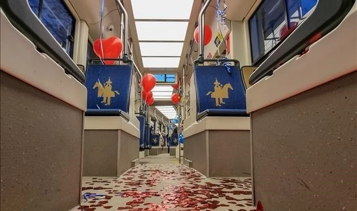 Walentynkowy tramwaj wyjedzie na krakowskie tory 14 lutego, a więc w walentynki. Przejazd nim będzie bezpłatny. "Będzie kursował wokół I obwodnicy: ul. Dominikańska, pl. Wszystkich Świętych, ul. Franciszkańska, Straszewskiego, Podwale, Dunajewskiego, Basztowa, Westerplatte do ok. 18.00. Tramwaj dla zakochanych będzie się zatrzymywał na każdym przystanku" - poinformowało krakowskie MPK. 