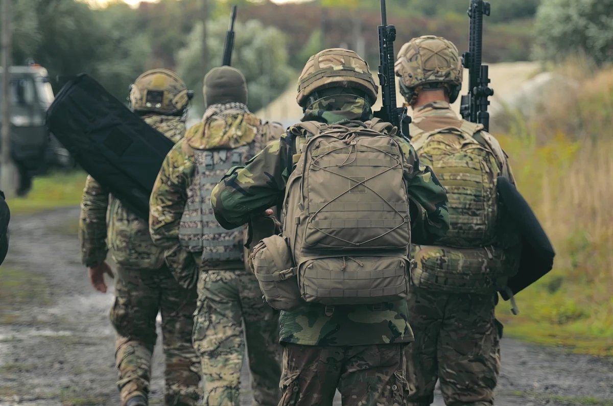 To nie mobilizacja ani przymus - zapewnia Ministerstwo Obrony Ukrainy, które ogłosiło program "Kontrakt 18-24". Osoby w tym wieku mogą zgłosić się na roczną służbę wojskową i nieźle zarobić. 