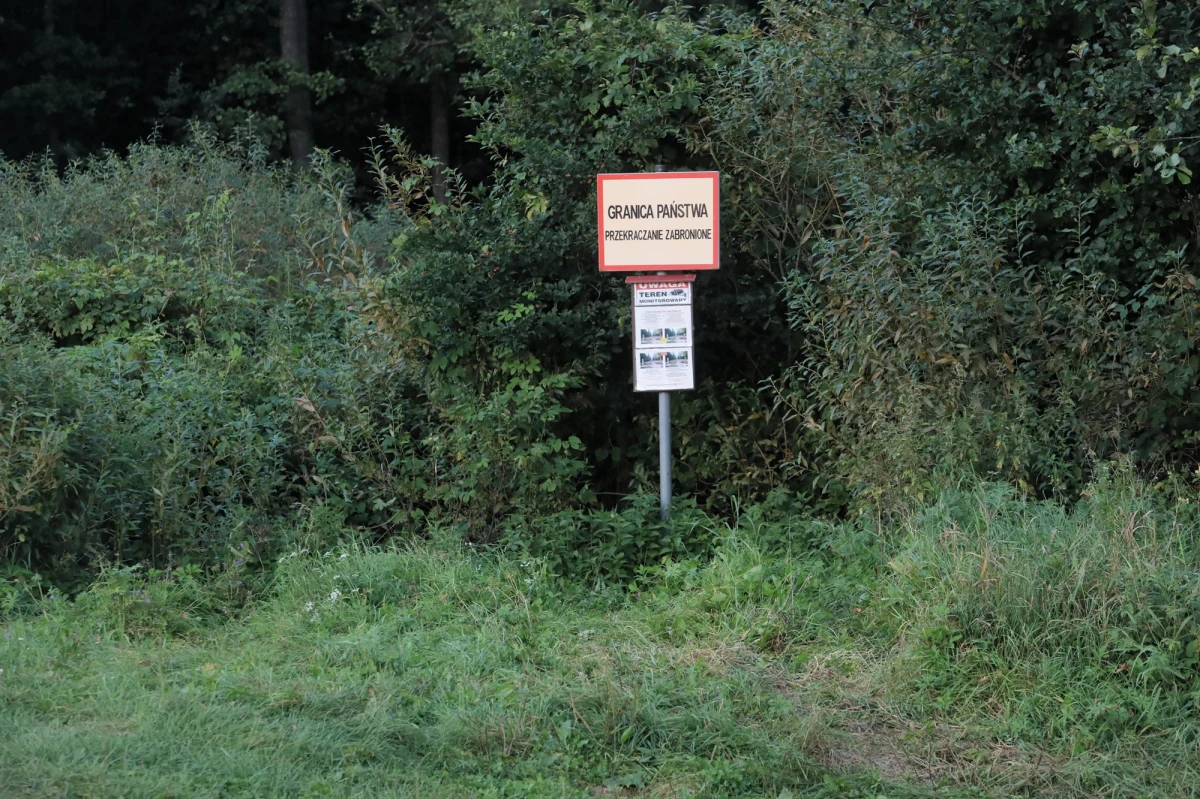 "Zatrzymani aktywiści w swoich wyjaśnieniach wskazywali, że działali z potrzeby i odruchu serca, żeby uchronić te osoby od głodu, zimna" - mówił w Rozmowie o 7:00 w Radiu RMF24 o procesie tzw. "piątki z Hajnówki" mecenas Jarosław Jagura z Helsińskiej Fundacji Praw Człowieka. "Jedna osoba ma zarzut, że dostarczyła wodę, pożywienie, ciepłą odzież, schronienie tym osobom" - wyjaśniał. 