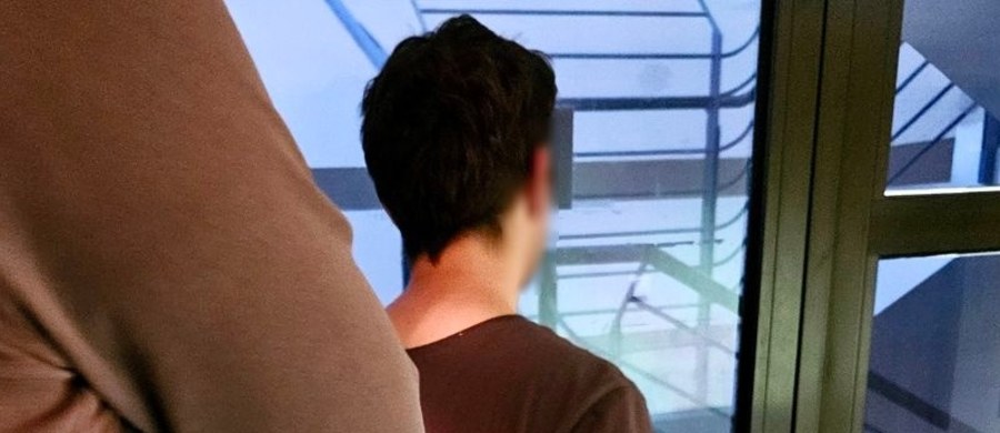 "32-latek poprzez cięcie nożem zaatakował mijanego na chodniku 16-latka" - poinformowała w środę sopocka policja. Wcześniej groził nożem pięciu osobom. Mężczyzna szedł deptakiem w centrum Sopotu w Pomorskiem. Skopał samochód kobiety, która powiadomiła służby. Agresora zatrzymano, ale służby apelują o zgłaszanie się świadków zdarzenia.