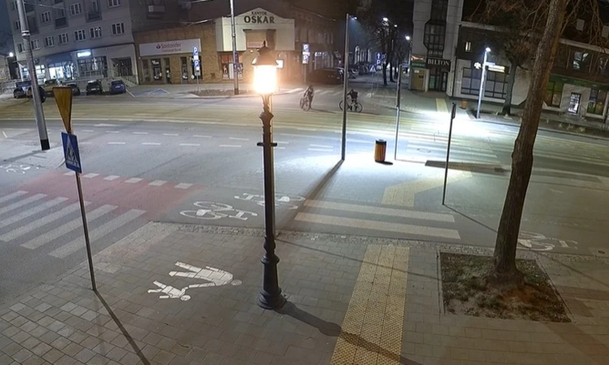 O "młodych amatorach głupiej zabawy" informuje straż miejska z Pabianic (Łódzkie). W środku nocy zjawili się na ruchliwym skrzyżowaniu i zostawili na torach tramwajowych dwa rowery.