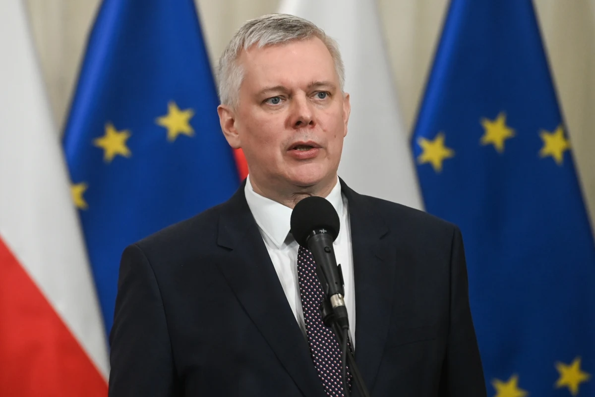 Ostatnie dni pokazują, że zwyczajowe procedury towarzyszące rozwiązywaniu problemów państwa uzupełniła jeszcze jedna - powierzanie ich rozwiązywania szefowi MSWiA i koordynatorowi służb specjalnych, czasem też ministrowi sprawiedliwości. Nie trzeba chyba dodawać, że chodzi tylko o sprawy szczególne, ale za to niezależnie od tego w jakiej dziedzinie.