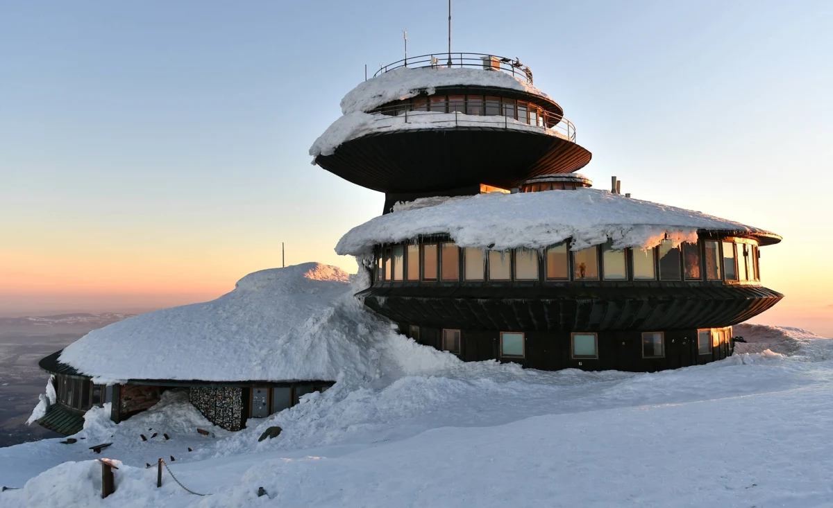 Kibice klubów z Dolnego Śląska odpowiedzą za swój wyczyn na Śnieżce. Około 100 fanów weszło na najwyższy szczyt Karkonoszy i odpaliło tam race. Władze Karkonoskiego Parku Narodowego poinformowały o zdarzeniu policję.
