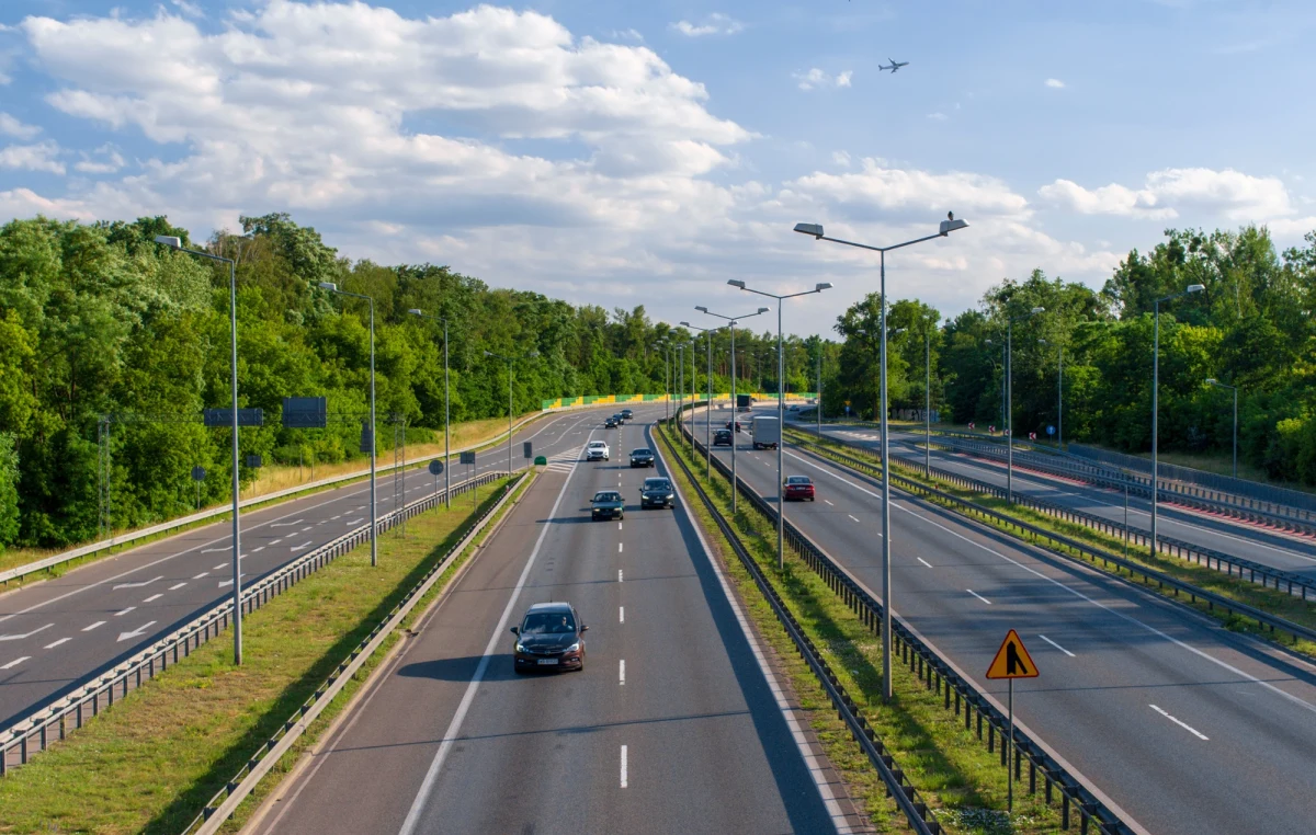 81-latek zginął na drodze S8 w Kowiesach (Łódzkie). Najprawdopodobniej szukał tablicy rejestracyjnej, która odpadła od jego samochodu.   