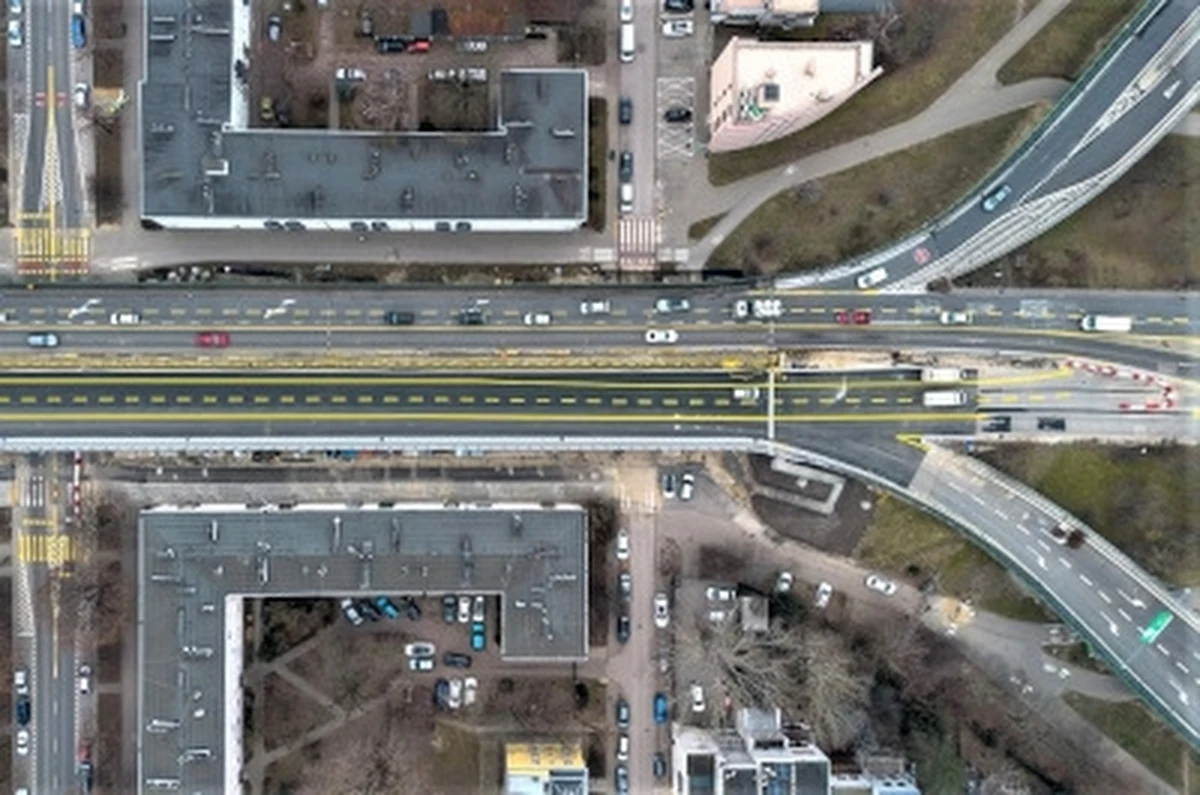 W piątek, 14 lutego drogowcy otworzą zmodernizowany, północy wiadukt Trasy Łazienkowskiej w Warszawie. Zamknięty natomiast zostanie wiadukt południowy. Od poniedziałku zmienią się trasy komunikacji miejskiej.