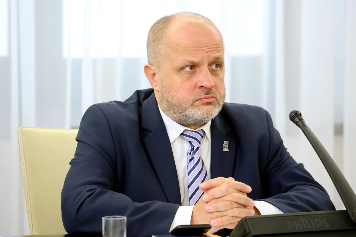 "Za dużo czasu straciliśmy za czasów Ziobry i jego popleczników, którzy dewastowali wymiar sprawiedliwości. Musimy szybko go naprawić" - mówił w Rozmowie o 7:00 w Radiu RMF24 Piotr Gąciarek, sędzia Sądu Okręgowego w Warszawie. Prezes Oddziału Warszawskiego Stowarzyszenia Sędziów Polskich "Iustitia" powiedział, że wybrałby projekt ustaw reformy w sprawie tzw. neosędziów, który przewiduje ścieżkę szybszą. "Nie możemy zaplątać się w kilkuletni rozliczanie powołań" – wyjaśniał.