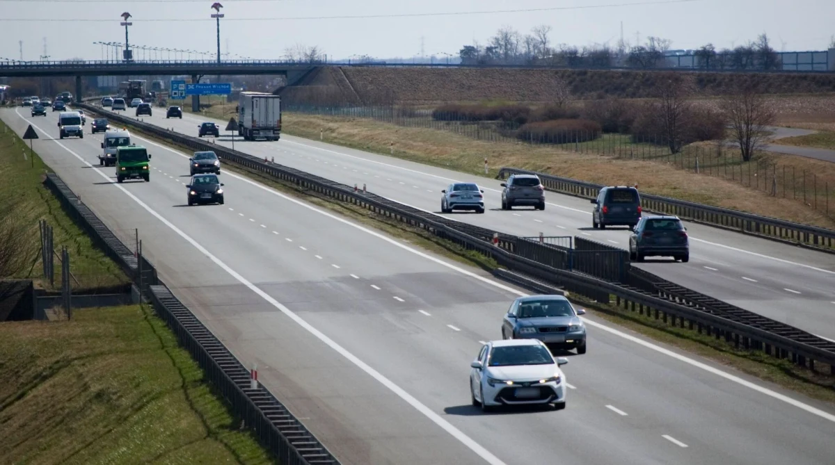 Spółka Autostrada Wielkopolska ostrzega przed oszustami, którzy wysyłają fałszywe wezwania do zapłaty za przejazd autostradą A2. W wiadomościach przesłanych za pomocą poczty elektronicznej znajduje się link, który przekierowuje na podejrzaną stronę. W ten sposób oszuści wyłudzają dane i pieniądze.