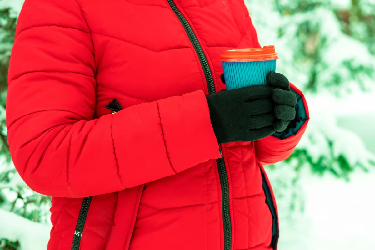 Nowe unijne przepisy o opakowaniach i "odpadach opakowaniowych" weszły w życie w Unii Europejskiej. Ograniczają one m.in. stosowanie opakowań jednorazowych, takich jak pojedyncze saszetki na sól czy cukier i promują wybieranie się na zakupy z własnymi pudełkami. Regulacje zaczną w pełni obowiązywać w sierpniu 2026 roku.