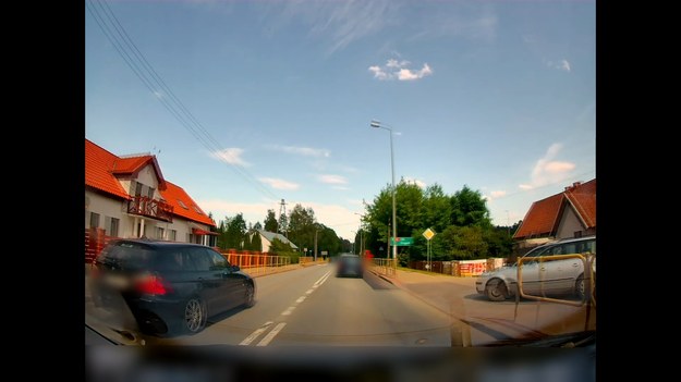 Nieprzestrzeganie przepisów drogowych skutkuje nie tylko otrzymaniem mandatu karnego, ale jest też przyczyną bardzo poważnych zdarzeń drogowych. Jeśli zarejestrowałeś agresywne zachowanie innego uczestnika ruchu, powiadom policję.