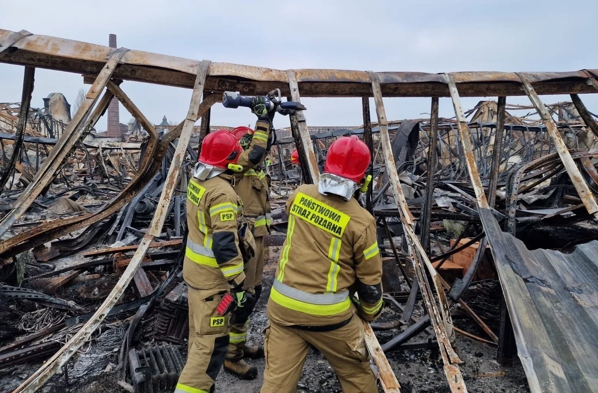 Na terenie dawnych Zakładów Naprawczych Taboru Kolejowego w Gdańsku odbyły się dziś oględziny. Dokładnie tydzień temu wybuchł tam gigantyczny pożar. Walka z ogniem trwała blisko 30 godzin, a brało w niej udział niemal 300 strażaków. Straty wstępnie oszacowano na 13 mln złotych.