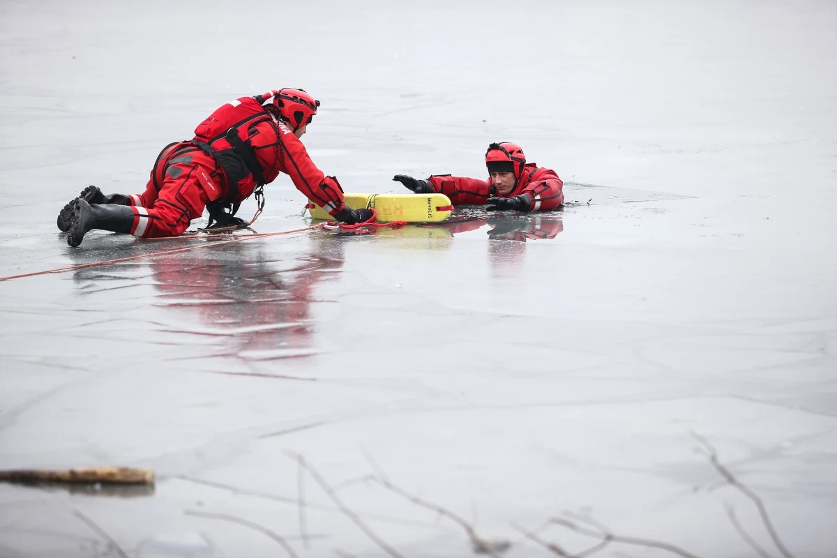Temperatura spadła poniżej zera, na stawach i jeziorach pojawiła się warstwa lodu. Kilka dni przed rozpoczęciem zimowych ferii w województwie śląskim służby przestrzegają dzieci i młodzież przed wchodzeniem na zamarznięte zbiorniki wodne. Nad stawem Morawa w Katowicach strażacy zorganizowali dla uczniów pokaz ratownictwa lodowego. 