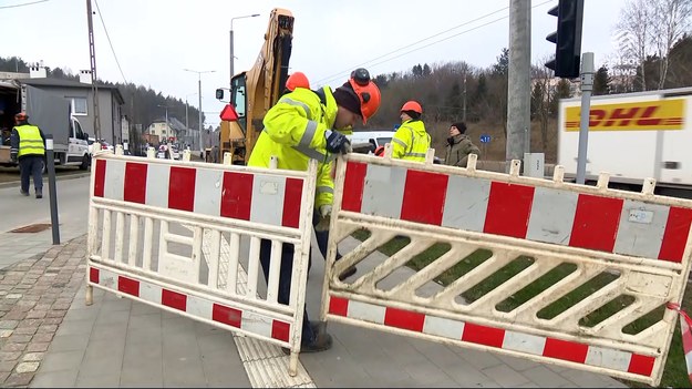 Potężna awaria w Gdyni. Kilkadziesiąt tysięcy mieszkańców nie ma ogrzewania i ciepłej wody. A przy takiej pogodzie, jaką mamy od kilku dni - nie jest to dobra wiadomość. Mroźno jest w całym kraju. Minusowe temperatury utrzymają się co najmniej do końca tygodnia. Od dzisiaj zacząć padać ma śnieg. Dla ''Wydarzeń'' Magdalena Hykawy.