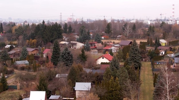 Jest ich niemal milion, wszystko to w pięciu tysiącach ogrodów, na ponad 40 tys. hektarów. Rodzinne ogródki działkowe, bo o nich mowa cieszą się niesłabnącą popularnością wśród Polaków.  W tym sezonie na działkach zajdą jednak spore zmiany. Będzie obowiązkowe szkolenie z "działkowania". Łukasz Dubaniewicz.