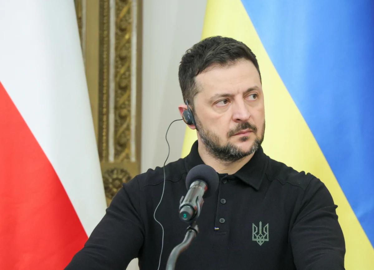 W zeszłym roku Rosja zwiększyła liczebność swojej armii o 140 tys. żołnierzy, w tym roku będzie ich o 150 tys. więcej. Wołodymyr Zełenski informuje w wywiadzie dla "The Economist", że część rosyjskiego wojska ma zostać wysłana na Białoruś, by wziąć udział w "ćwiczeniach". Dokładnie taki sam wybieg zastosowała Moskwa przed pełnoskalową inwazją na Ukrainę. Zełenski mówi tak: założenie jest takie, że rosyjscy żołnierze zaatakują z Białorusi Ukrainę, ale co jeśli zwrócą się ku Litwie albo Polsce? Ukraiński prezydent przestrzega świat po raz kolejny, a wywiad w brytyjskim tygodniku ukazuje się w dniu złych wiadomości dla Kijowa.