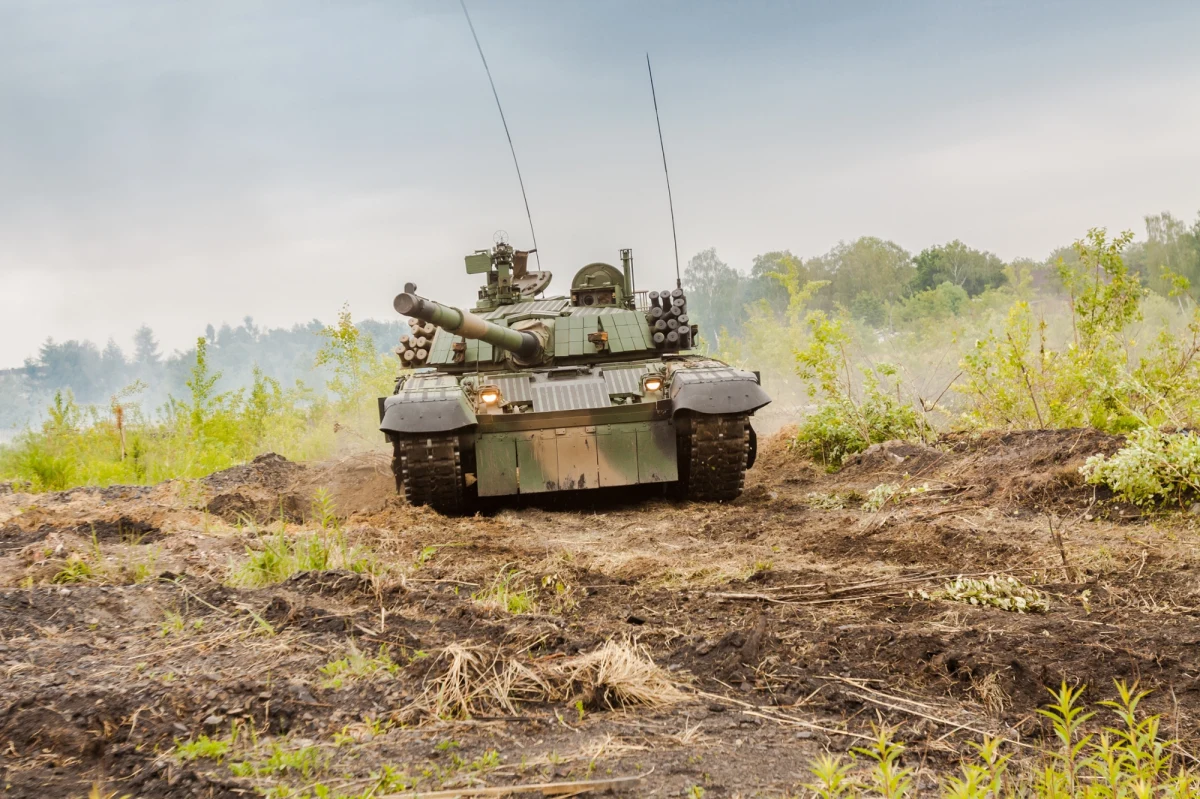 Do trzech lat więzienia grozi byłemu kierownikowi wojskowego składu w zachodniopomorskich Mostach, który latem ub. roku, po odkryciu braku w magazynie 240 min przeciwpancernych, nie poinformował o tym fakcie odpowiednich służb. Były już wojskowy to piąty podejrzany w tej sprawie.
