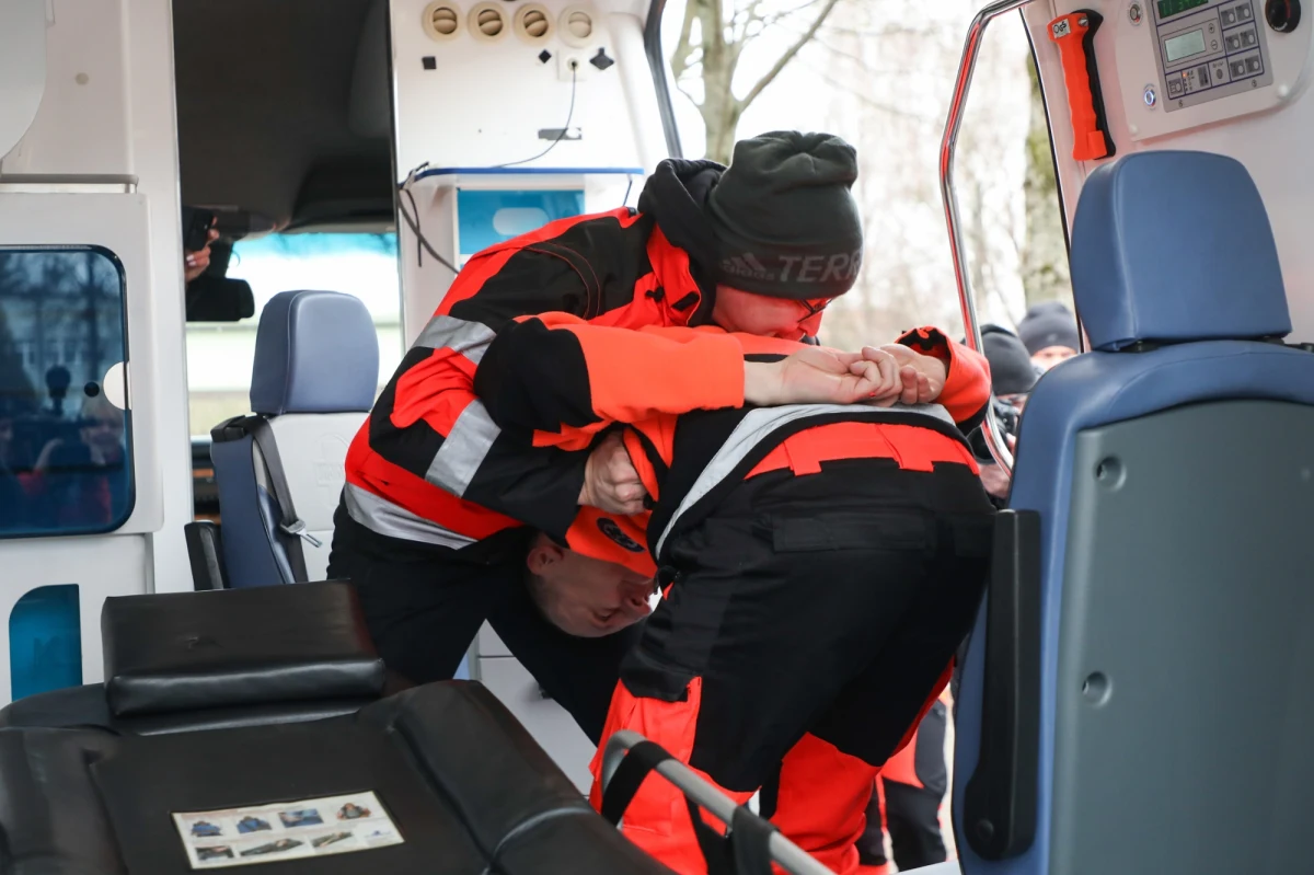 Sąd Apelacyjny w Lublinie utrzymał wyrok trzech lat więzienia dla Wojciecha G. za czynną napaść na ratownika medycznego. Mężczyzna próbował zaatakować go nożem na oddziale ratunkowym. Wyrok jest prawomocny.

