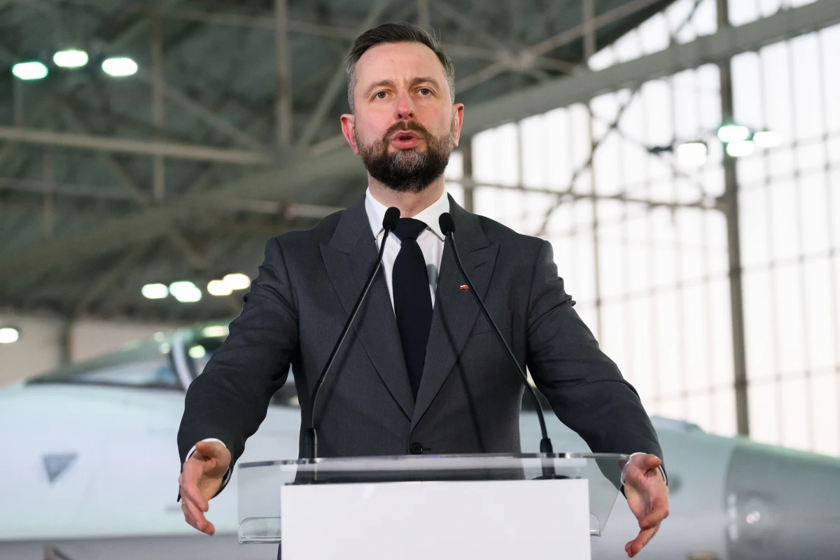 Władysław Kosiniak-Kamysz zapewnił w Brukseli, że Polska nie przewiduje wysłania wojsk na Ukrainę. Szef resortu obrony, który w kwaterze głównej NATO uczestniczył w spotkaniu Grupy Kontaktowej ds. Obrony Ukrainy, ocenił też, że "mniej dają żołnierze niż dają inwestycje". 