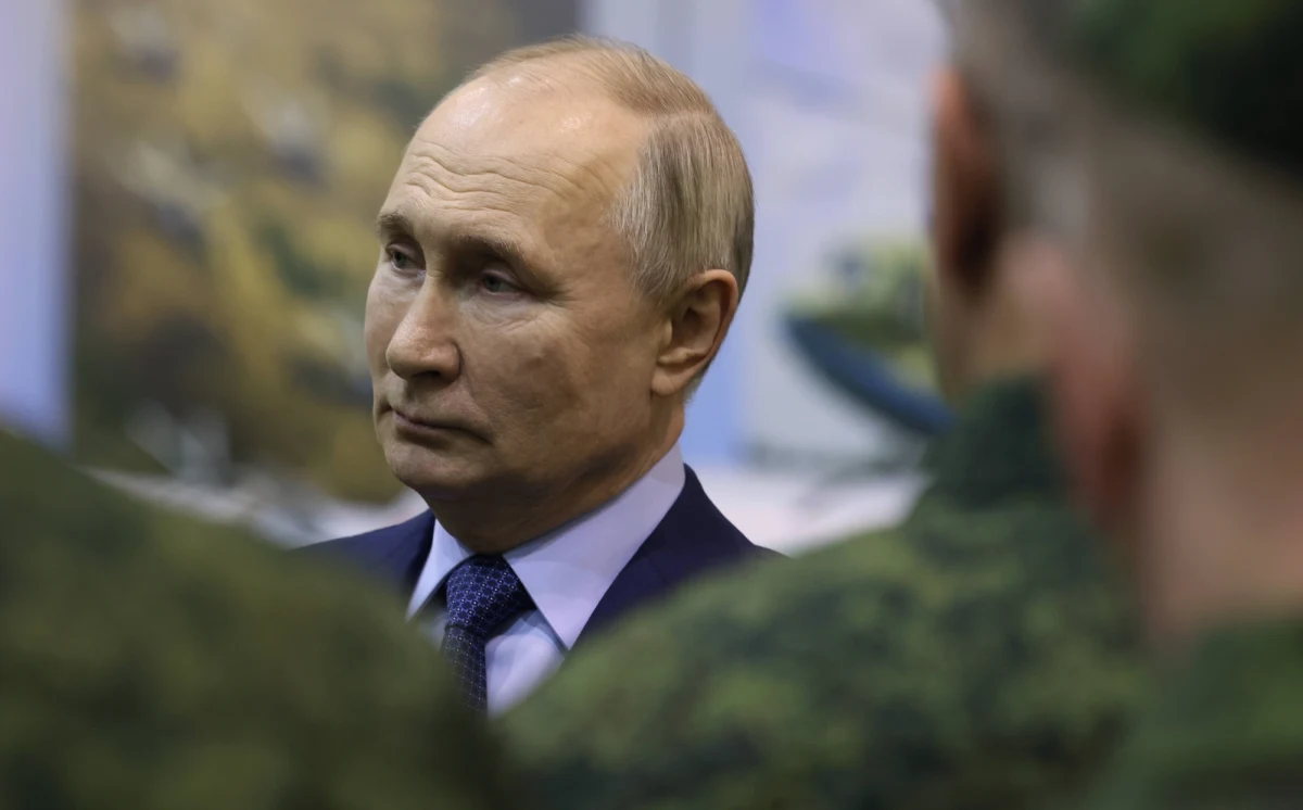 Władimir Putin wysłał na śmierć setki tysięcy Rosjan. Już ponad pół miliona rosyjskich żołnierzy zginęło lub straciło możliwość prowadzenia normalnego życia, stając się inwalidami. Bilans ofiar bezsensownej wojny za naszą wschodnią rośnie każdego dnia.