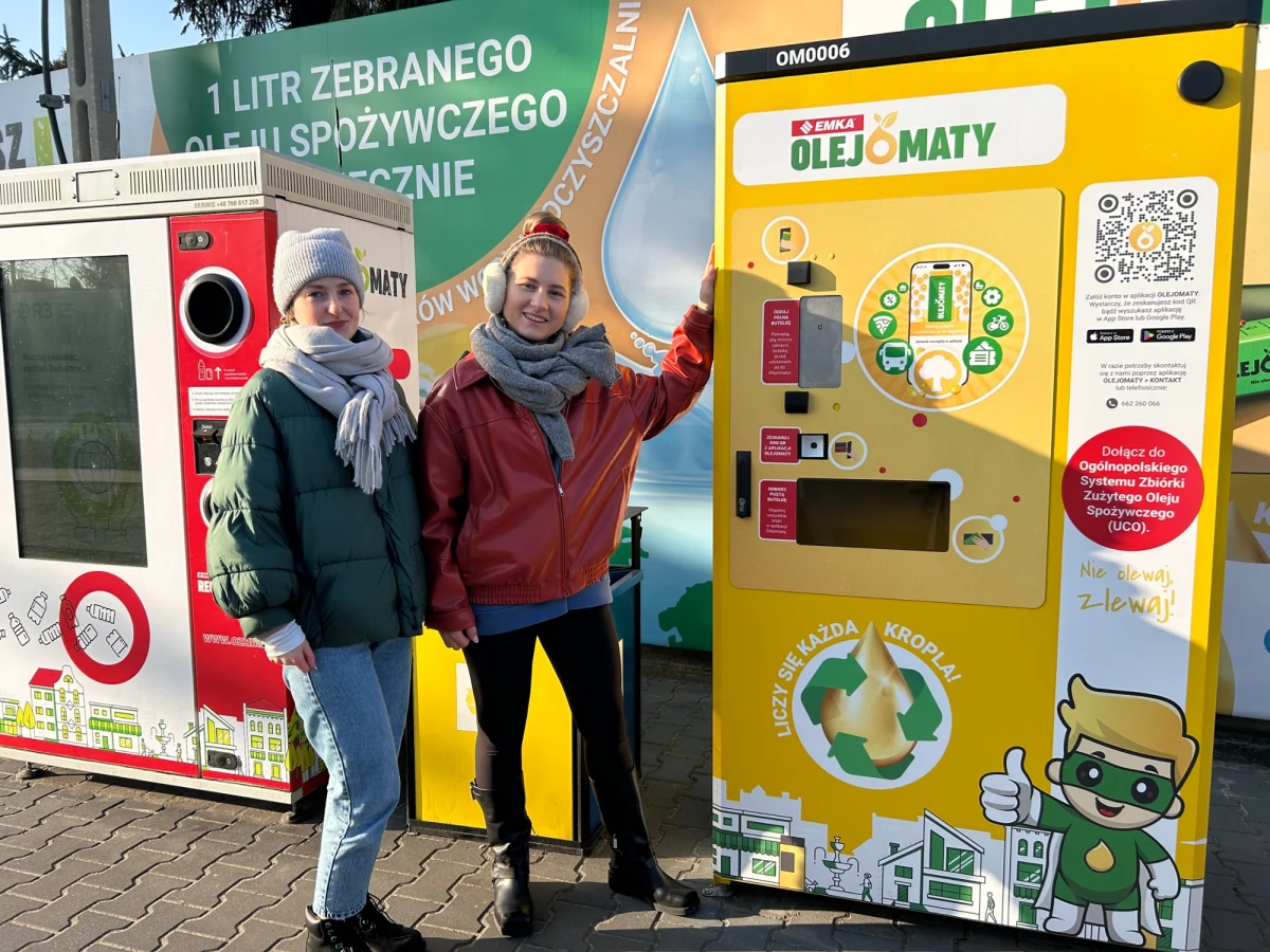 Olej po smażeniu, ze słoika po suszonych pomidorach albo z konserwy rybnej nie powinien trafiać do zlewu. To szkodzi kanalizacji i środowisku. Wykorzystany może być ponownie użyty, np. do produkcji biopaliw czy kosmetyków. W wielu polskich miastach stanęły olejomaty, czyli specjalne maszyny, które pozwalają w ekologiczny sposób pozbyć się zużytego oleju.