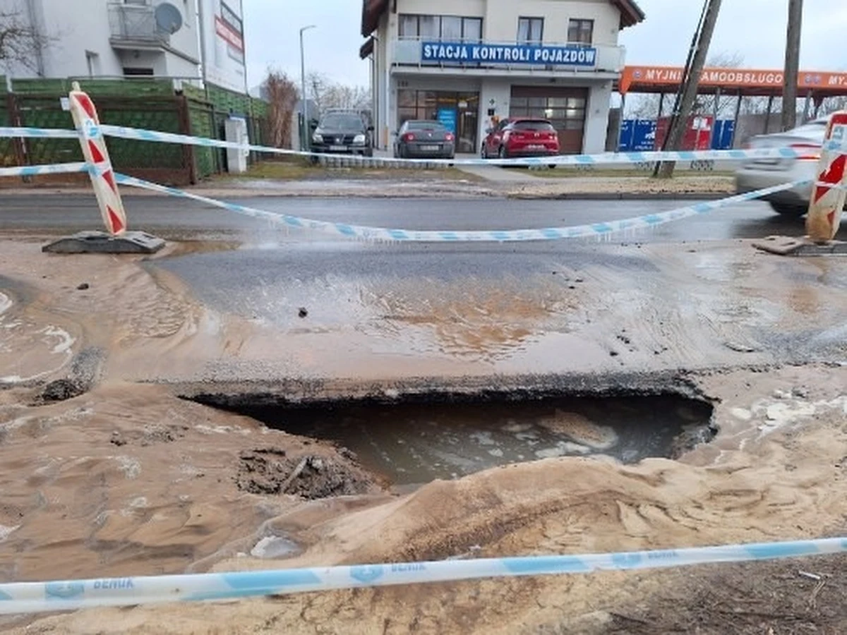 Z powodu awarii ciepłowniczej zimne kaloryfery może mieć wciąż około 25 tys. mieszkańców Gdyni – podały na konferencji prasowej władze miasta. Problem dotyczy obecnie: Dąbrowy, Fikakowa i Karwin. Po południu Przedsiębiorstwo Energetyki Cieplnej poinformowało, że w związku z usuwaniem awarii na ul. Nałkowskiej powrót ciepła do mieszkańców tych dzielnic i osiedla zaplanowany jest w piątek (14 lutego) w godzinach wieczornych.   
