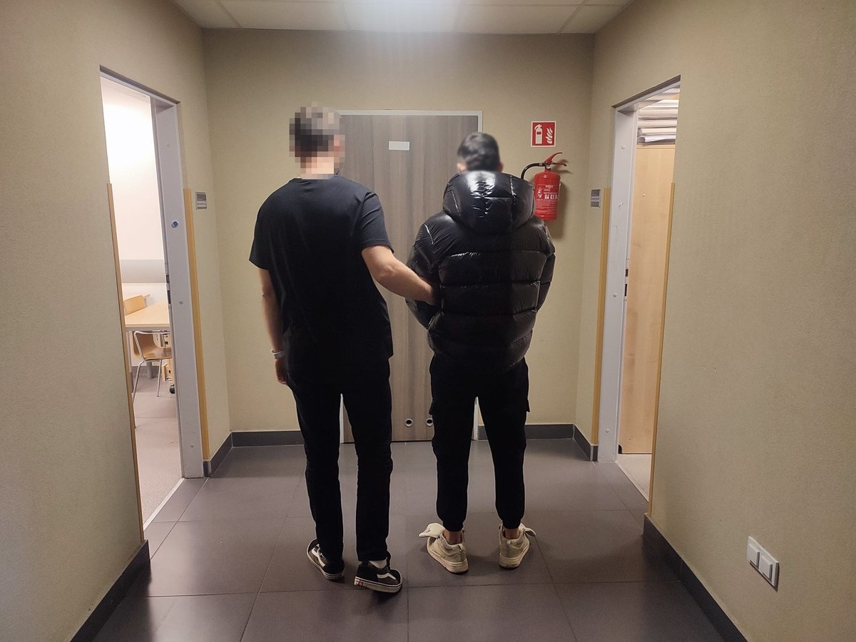 Policjanci z warszawskiego Śródmieścia zatrzymali 18-letniego obywatela Ukrainy. Mężczyzna ukradł kobiecie telefon w jednym z warszawskich klubów. Następnego dnia specjalnie pojechał pociągiem do Wrocławia, gdzie za odblokowanie telefonu zapłacił w serwisie. Jeszcze tego samego dnia wrócił do stolicy i zaczął szantażować kobietę, grożąc że opublikuje i roześle treści będące w pamięci jej telefonu. Za zwrot rzeczy i milczenie zażądał 50 000 złotych. 