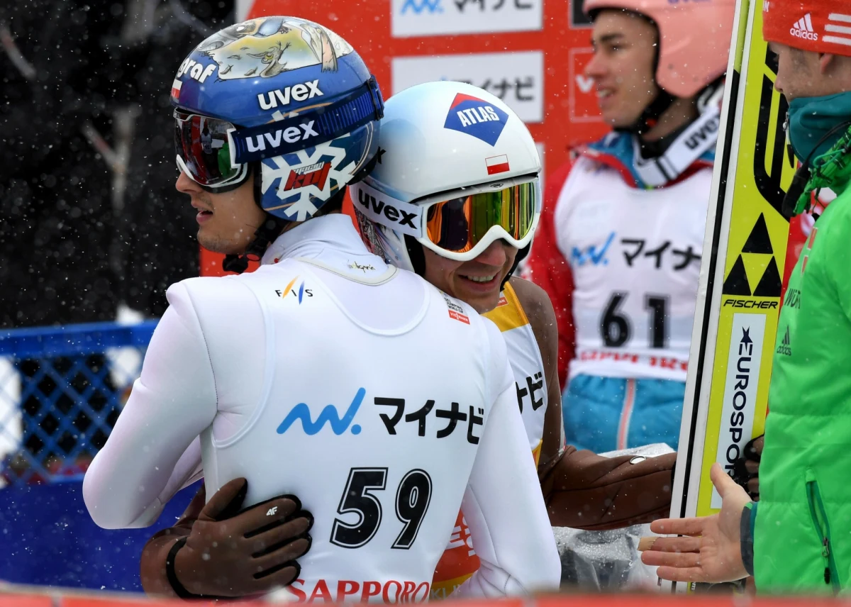 Karuzela Pucharu Świata w skokach narciarskich przenosi się do Japonii. W Sapporo wystąpią: Paweł Wąsek, Kamil Stoch, Maciej Kot i Kacper Juroszek. Zabraknie natomiast trenera Biało-Czerwonych Thomasa Thurnbichlera. Początek rywalizacji w kwalifikacjach już w piątkowy poranek polskiego czasu.