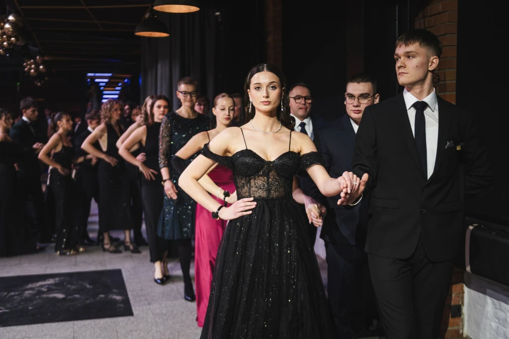 Uczniowie klas maturalnych tańczący poloneza na studniówce