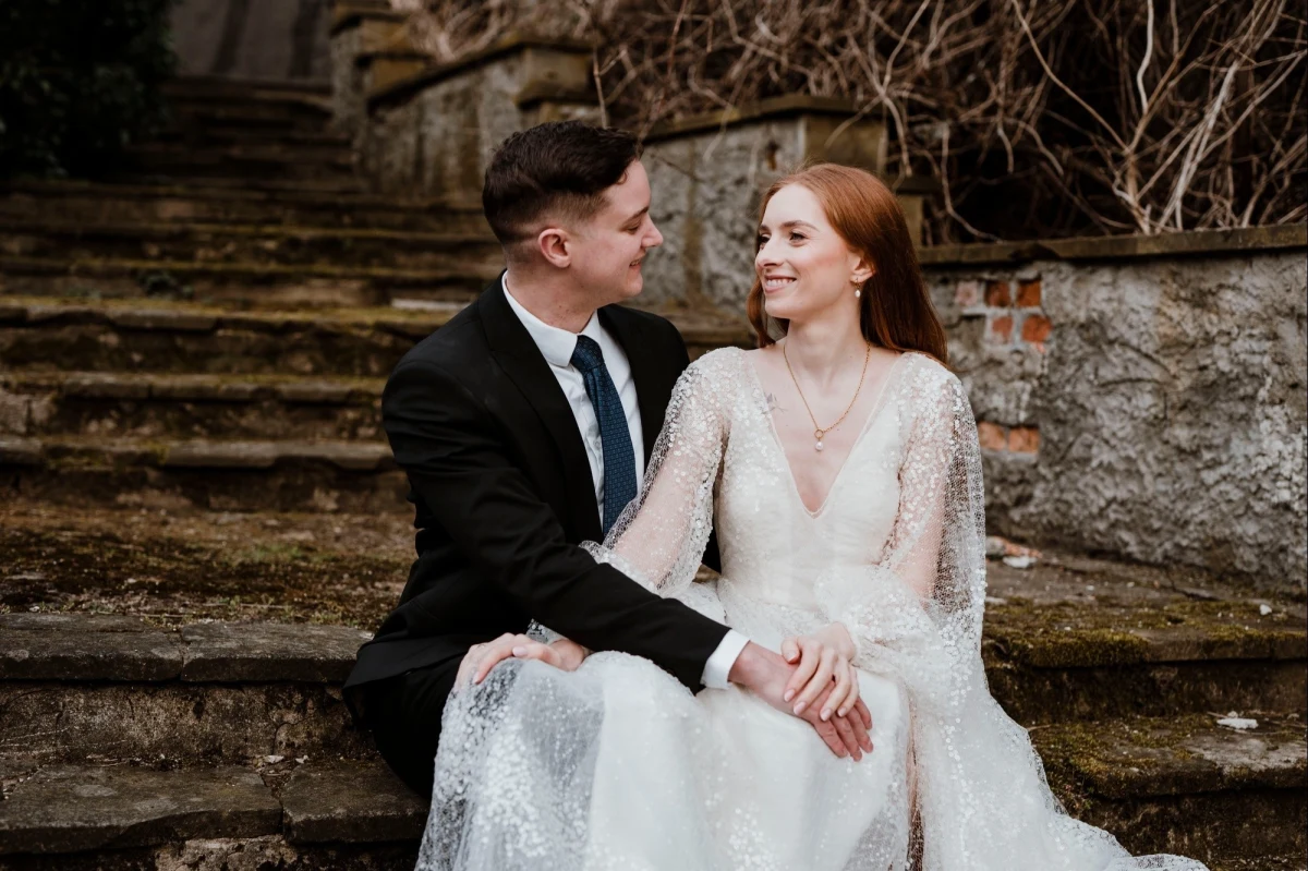 W dniu zakochanych dzielimy się z Wami historią, która nadawałaby się na filmowy romans. Aniela i Billie poznali się podczas służby w jednostce wojskowej. On jest amerykańskim żołnierzem, ona żołnierką polskiej rezerwy. Wokół nich "świat staje na głowie" z powodu pandemii. Brzmi nierealnie? Jednak wydarzyło się naprawdę.