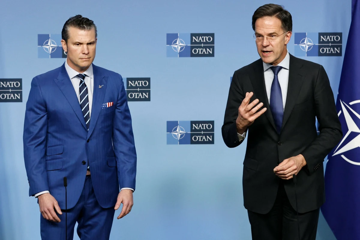 "Jest wrażenie, że środowa rozmowa przywódców USA i Rosji, Donalda Trumpa i Władimira Putina, była dobra" - oświadczył przed spotkaniem ministrów obrony NATO sekretarz generalny Sojuszu Mark Rutte. Sekretarz obrony USA Pete Hegseth stwierdził natomiast, że inicjatywa podjęta przez Trumpa, który zgodził się z Putinem na rozpoczęcie "natychmiastowych" negocjacji w sprawie wojny w Ukrainie, nie jest "zdradą" tego kraju.