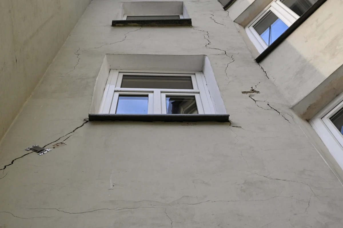 Do powstania pęknięć w uszkodzonej kamienicy przy ul. Farbiarskiej w centrum Lublina miały się przyczynić prace na sąsiedniej działce - dowiedział się w nadzorze budowlanym dziennikarz RMF FM Dominik Smaga. Pod koniec stycznia budynek z powodu groźnych pęknięć musiało opuścić 37 osób. 