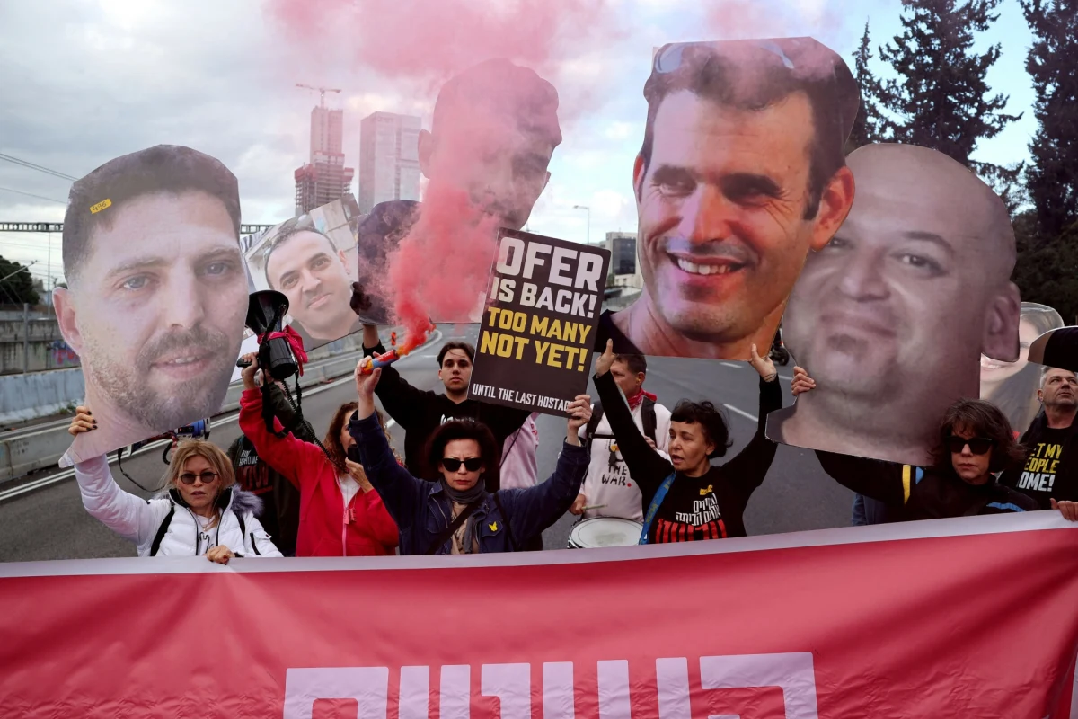 Kolejni izraelscy zakładnicy zostaną uwolnieni zgodnie z planem, kontynuując tym samym zawieszenie broni w Strefie Gazy - zapewnił w czwartek Hamas. Obie strony oskarżały się wcześniej o łamanie warunków rozejmu. Izrael zagroził, że wznowi walki, jeżeli Hamas nie uwolni kolejnych porwanych.